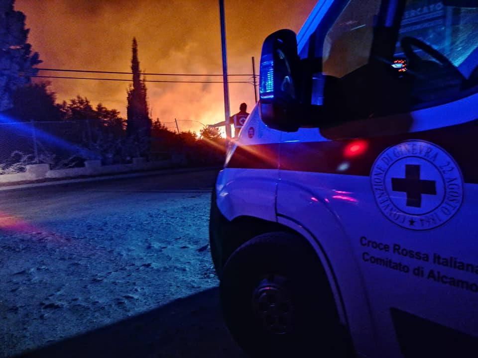 Terrore a Scopello, tre incendi devastano la costa, turisti e residenti evacuati