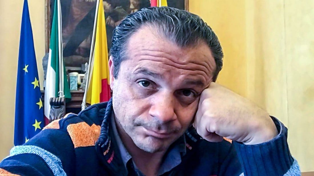 Cateno De Luca da candidato alla Regione a cantante, via al tour per la Sicilia