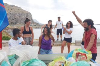 Francesco Scianna ripulisce Baia del Corallo di Sferracavallo, "Facciamo più opere di bene"