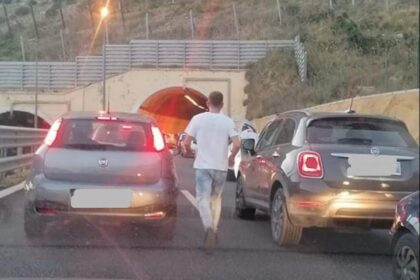 Incidente in galleria, camion si ribalta, A29 paralizzata