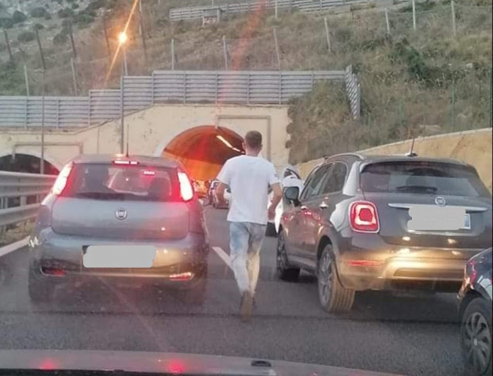 Incidente in galleria, camion si ribalta, A29 paralizzata