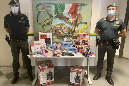 Palermo, blitz della Finanza in negozio, sequestrati 650 prodotti pericolosi