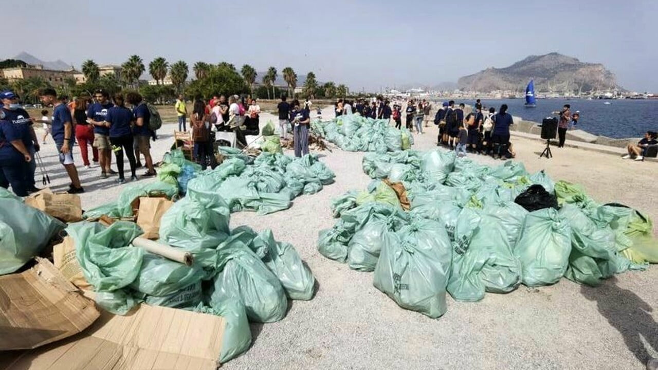 Il Foro Italico di Palermo diventa blu come il mare e 750 volontari lo ripuliscono