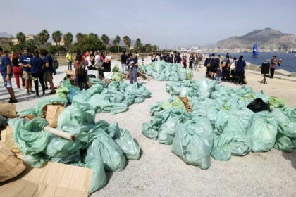 Il Foro Italico di Palermo diventa blu come il mare e 750 volontari lo ripuliscono