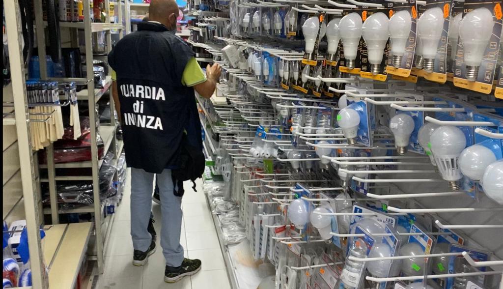 Maxi sequestro in negozio cinese di Bagheria di prodotti pericolosi