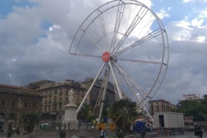 Spunta una ruota panoramica a Palermo in piazza Politeama