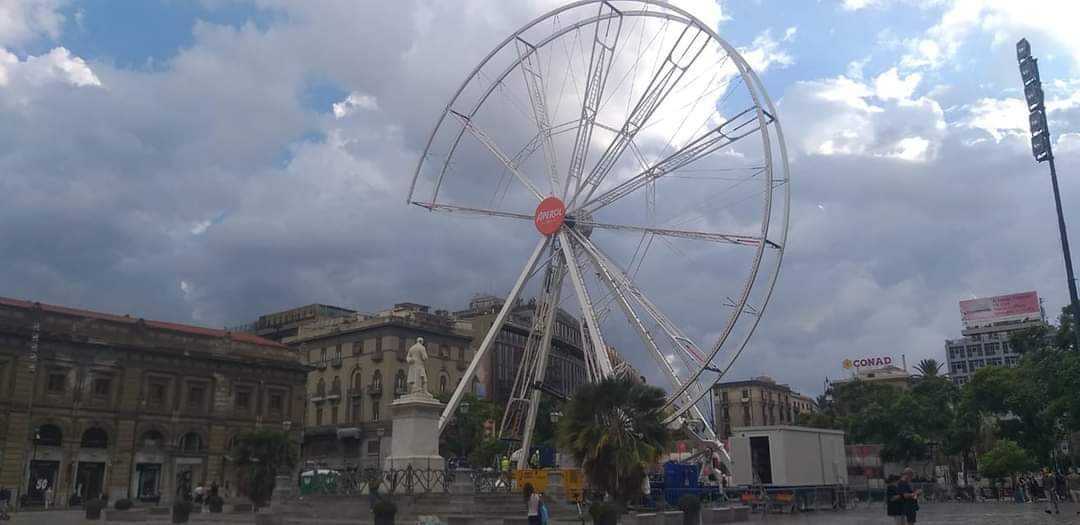 Spunta una ruota panoramica a Palermo in piazza Politeama