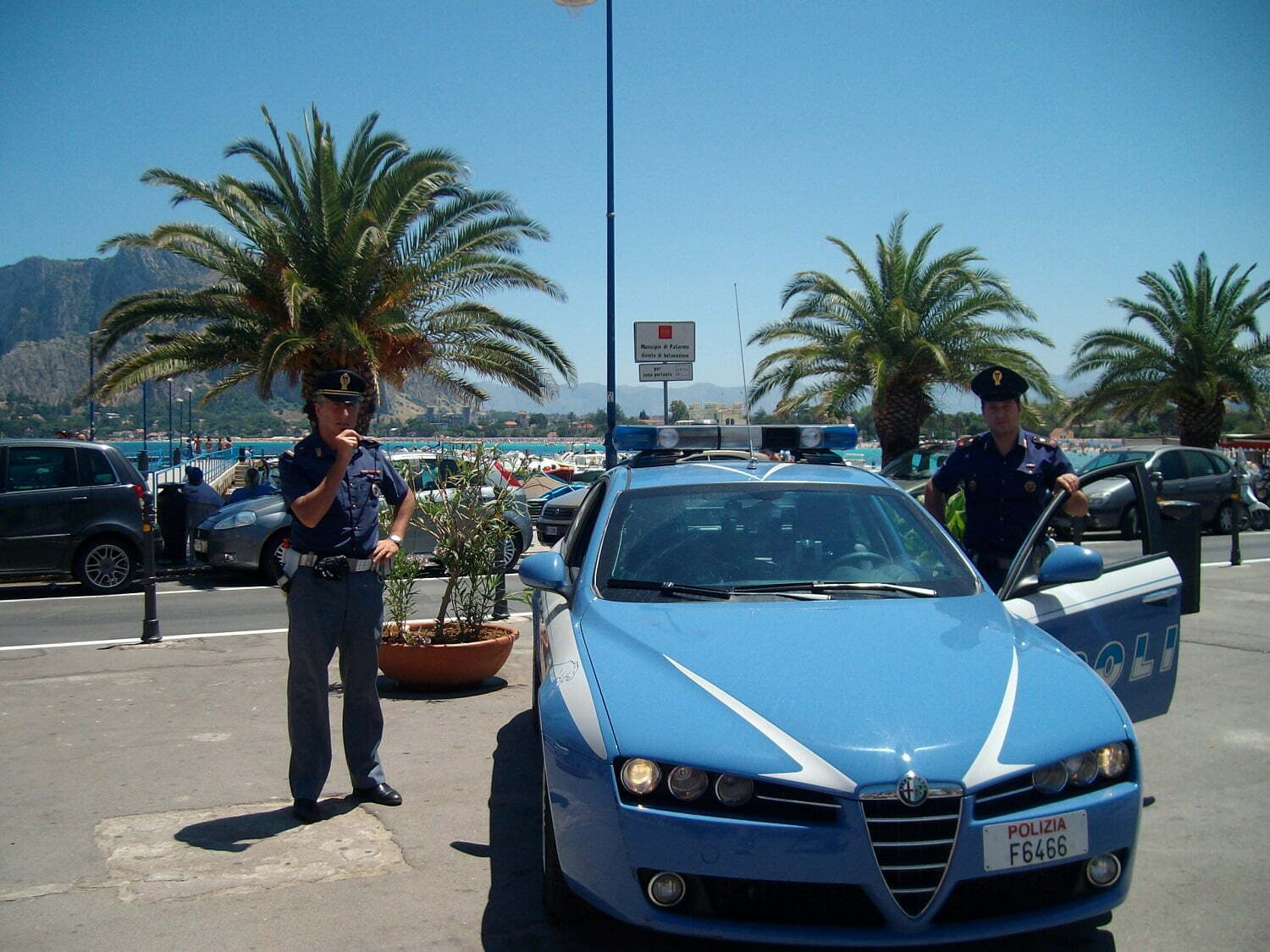 Festino privato a Mondello fermato dalla polizia, scatta maxi multa