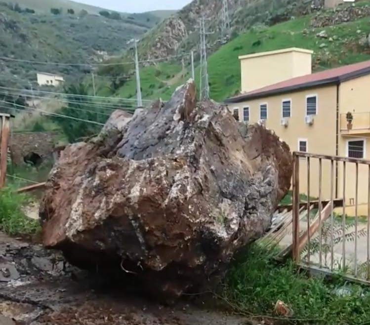Tragedia sfiorata a Belmonte Mezzagno, franano enormi massi