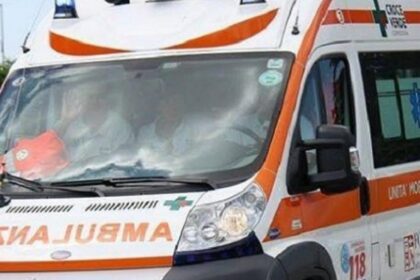 Si affaccia al balcone e precipita nel vuoto, muore in ospedale