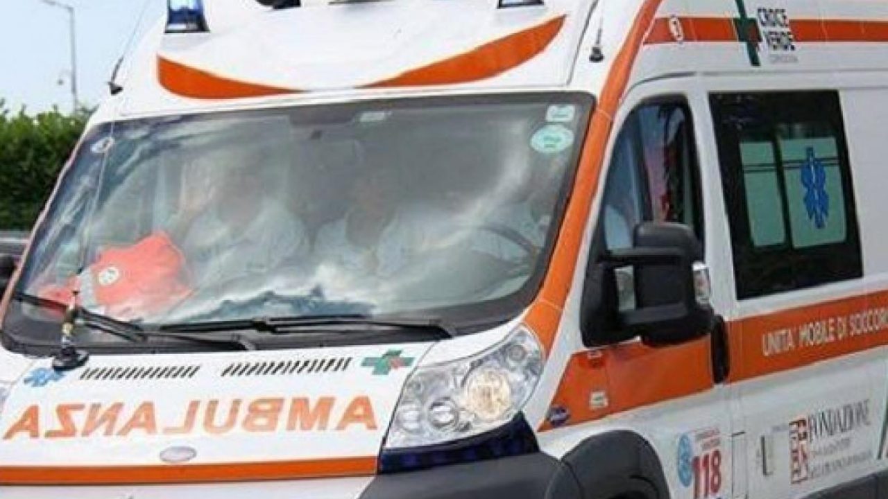 Si affaccia al balcone e precipita nel vuoto, muore in ospedale