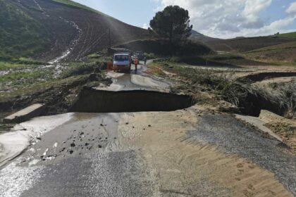 La Sicilia flagellata da cicloni e nubifragi, crolla ponte, una vittima della tromba d'aria