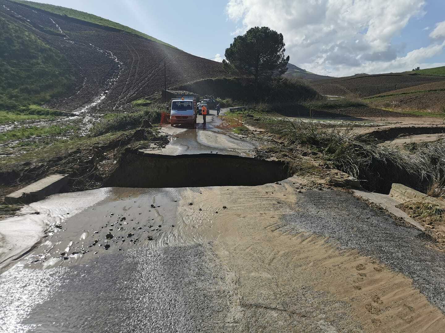 La Sicilia flagellata da cicloni e nubifragi, crolla ponte, una vittima della tromba d'aria
