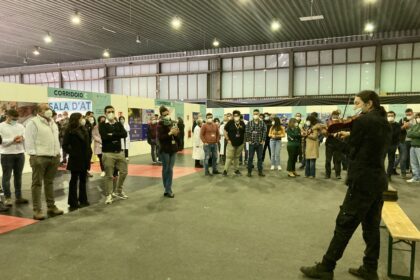 Attimi d’incanto, note di violino alla Fiera del Mediterraneo