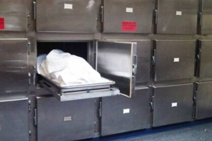 Uomo morto dopo incidente si risveglia in obitorio, "Respira ancora"