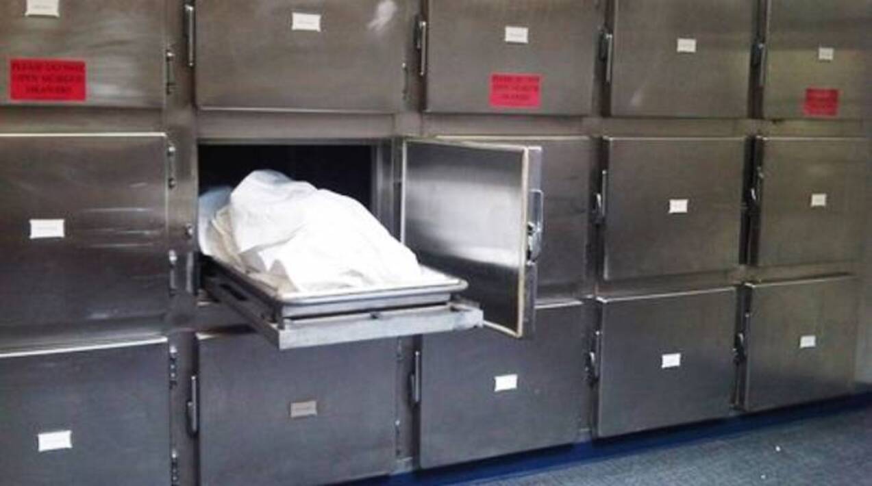 Uomo morto dopo incidente si risveglia in obitorio, "Respira ancora"