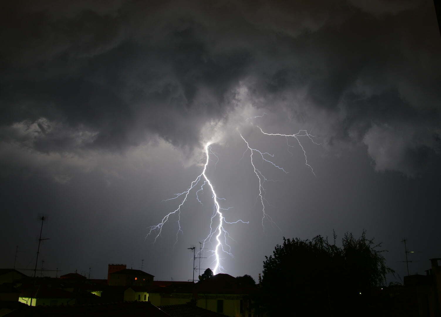 Nubifragi e bombe d'acqua nel Palermitano, continua l'allerta meteo gialla