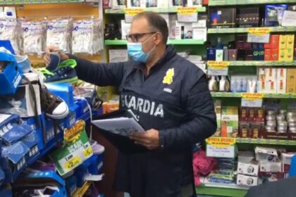 Vende scarpe contraffatte, denuncia e sequestro in nota azienda di Bagheria