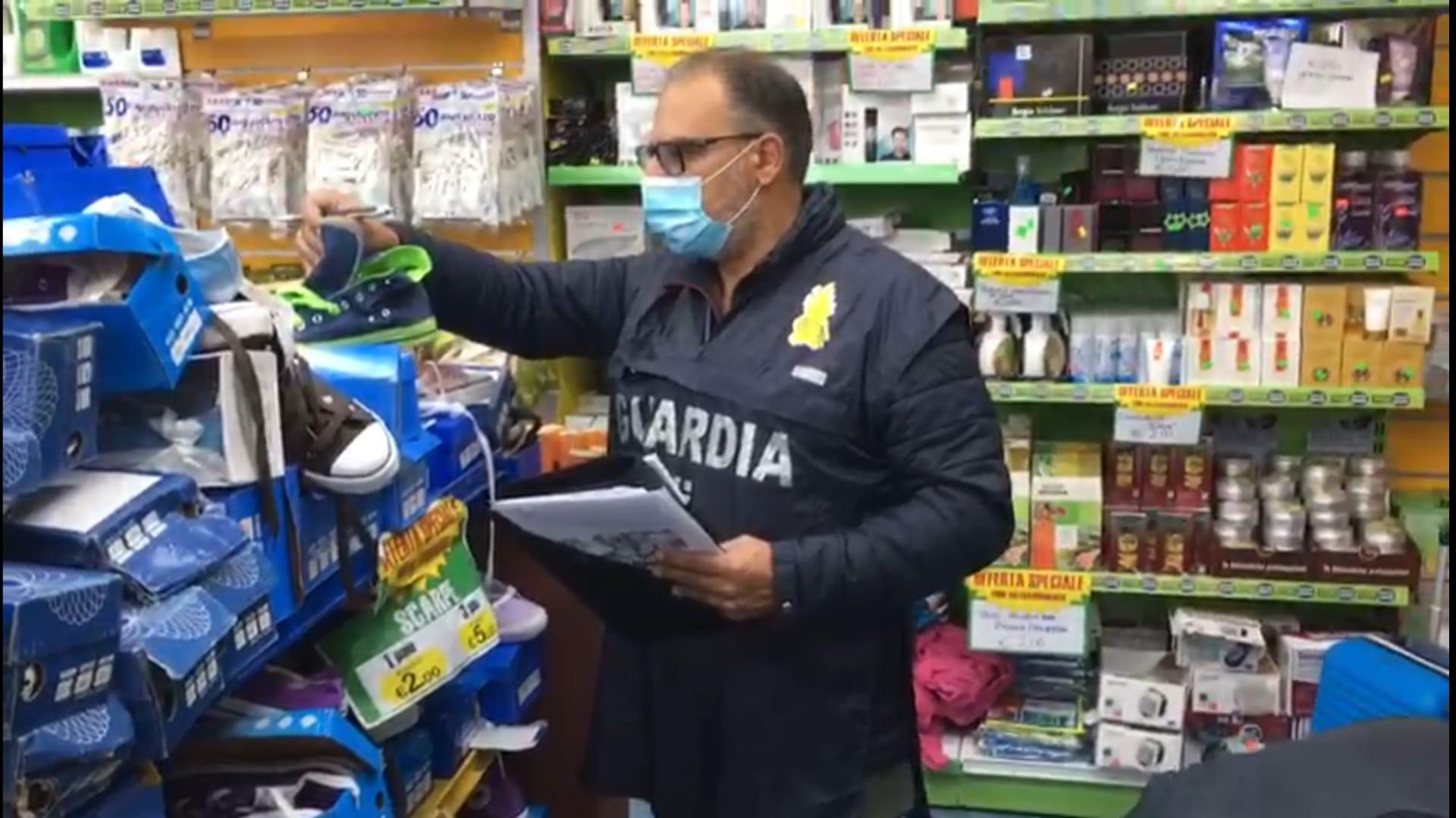 Vende scarpe contraffatte, denuncia e sequestro in nota azienda di Bagheria