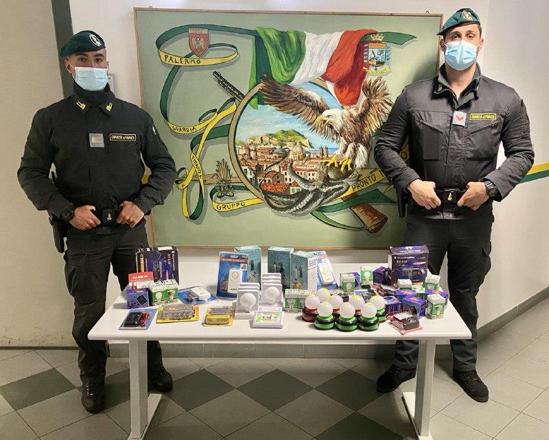 Prodotti contraffatti e pericolosi a Palermo, negoziante cinese nei guai