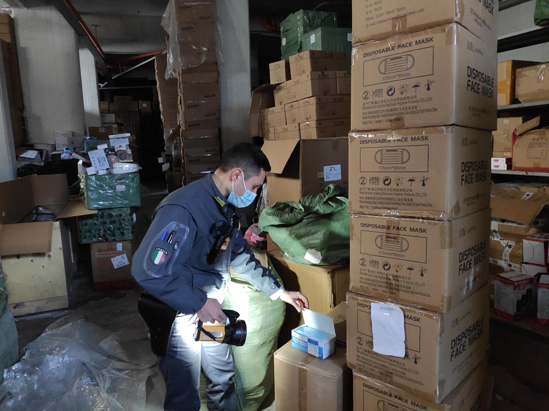 Maxi blitz a Palermo, scoperti 6 milioni di prodotti cinesi illegali