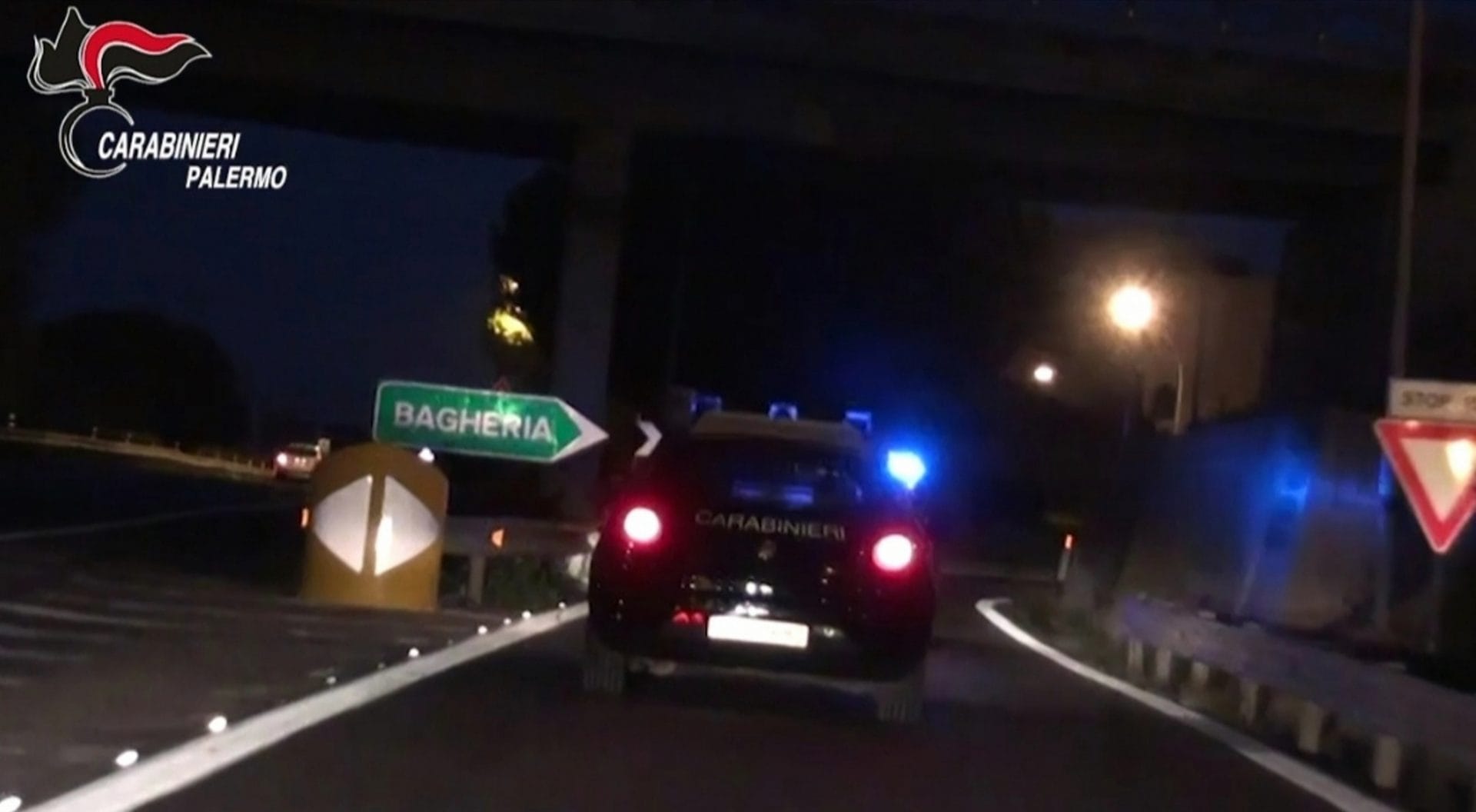 Rapina violenta al distributore, scoperta la banda del flex: un arresto