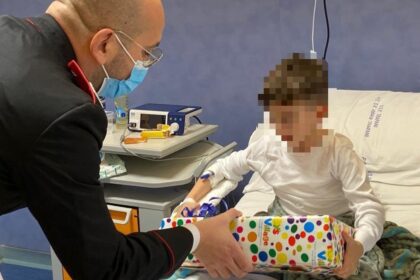 Con doni e sorrisi i Carabinieri alleviano il triste Natale dei bambini ricoverati
