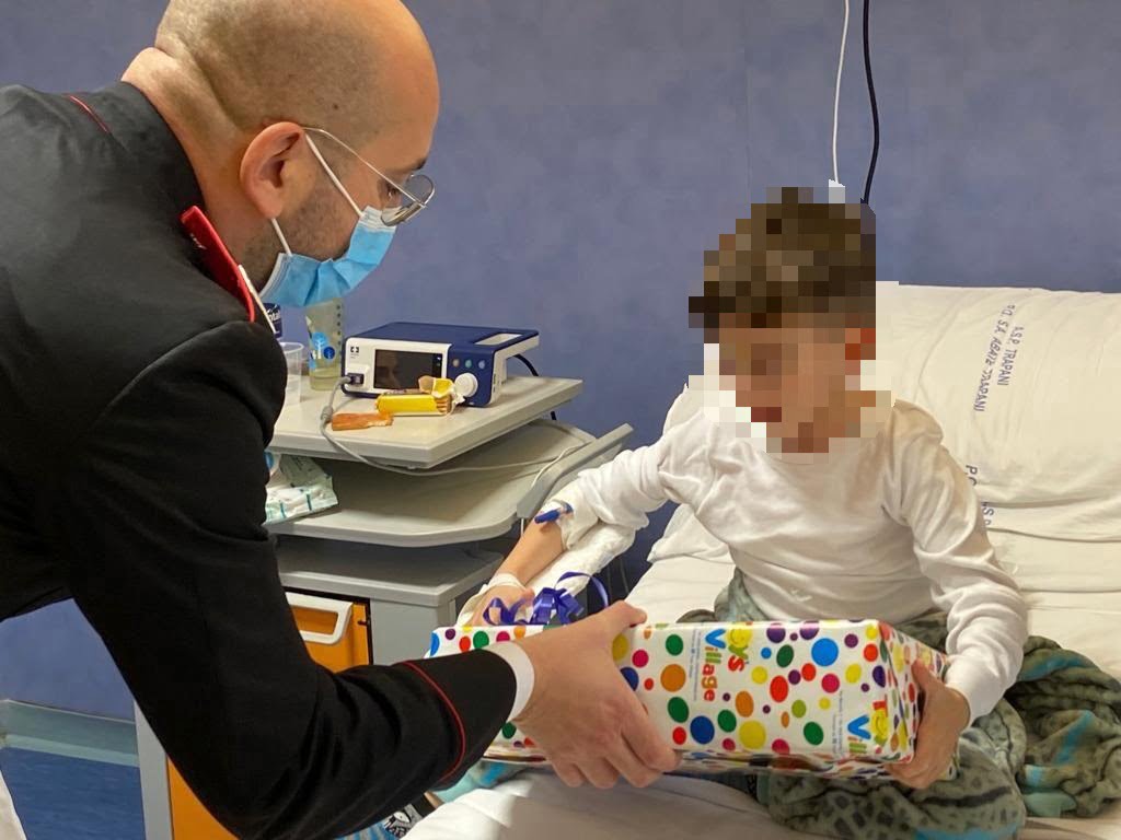 Con doni e sorrisi i Carabinieri alleviano il triste Natale dei bambini ricoverati