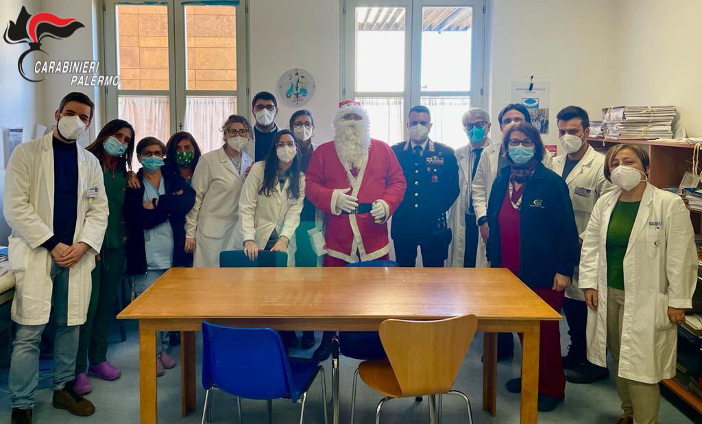 I Carabinieri portano il Natale tra i piccoli pazienti dell'ospedale dei Bambini