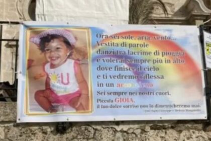Addio alla piccola Ginevra morta nel rogo di Palma