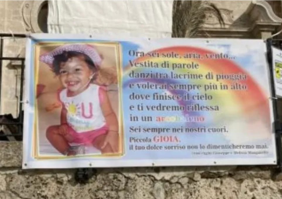 Addio alla piccola Ginevra morta nel rogo di Palma
