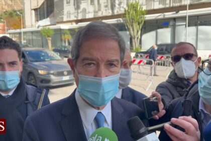 Dilagano i positivi, Musumeci, "Non sbagliamo come l'anno scorso"