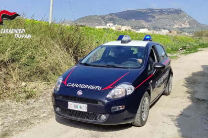 Pirata delle strada provoca incidente e fugge, due anziani feriti