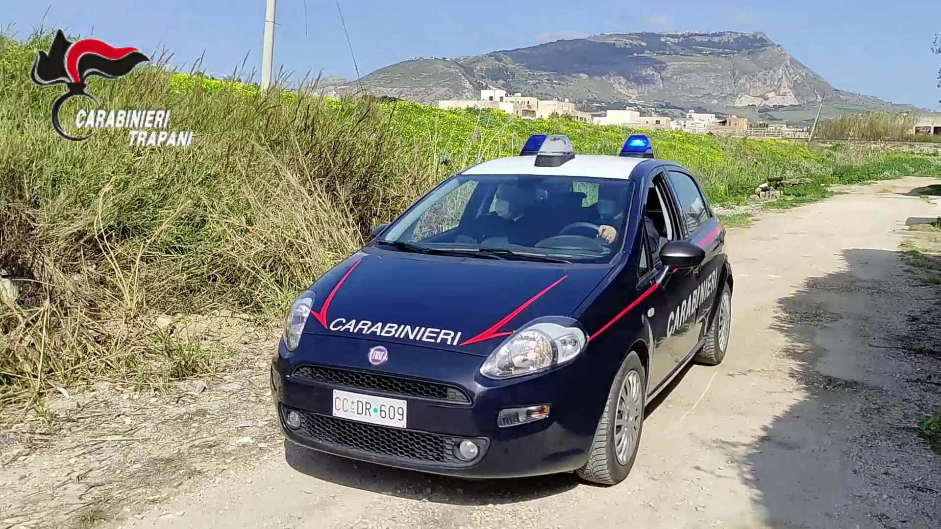 Pirata delle strada provoca incidente e fugge, due anziani feriti