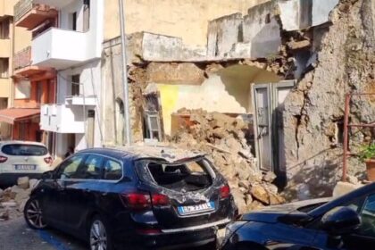 ++Attimi di paura a Terrasini, crolla una palazzina ++