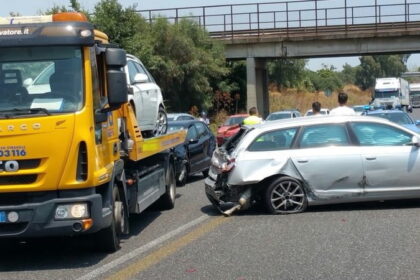 Tamponamento sulla statale, più veicoli incidentati e strada chiusa