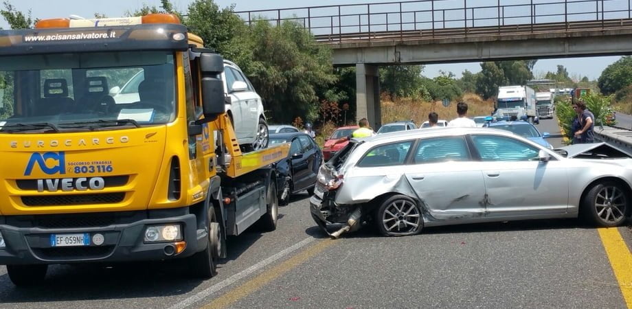 Tamponamento sulla statale, più veicoli incidentati e strada chiusa
