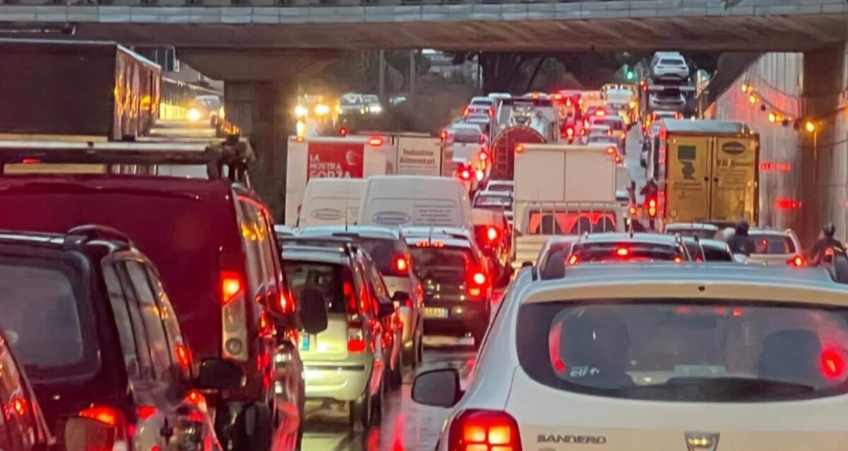 Incidente viale Regione Palermo oggi: traffico in tilt e code - Diretta ...