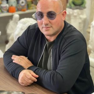 Omicidio a Palermo, ucciso a Brancaccio Natale Caravello Omicidio a Palermo, nel rione di Brancaccio. Ad essere ucciso un uomo di 46 anni. Il nome della vittima è Natale Caravello. Sarebbe stato raggiunto da alcuni colpi d’arma da fuoco.