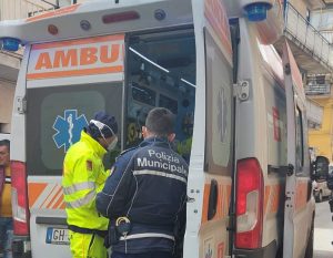 Paura questa mattina nel pieno centro di Monreale, in provincia di Palermo, a causa di un incidente stradale che ha visto coinvolte quattro automobili. Un uomo si è schiantato contro tre vetture in sosta dopo essersi sentito male mentre era alla guida.