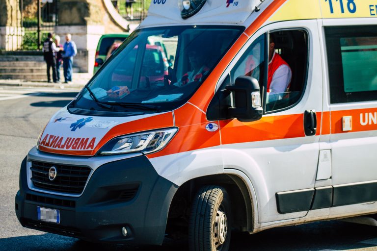 Incidente stradale palermo agrigento feriti ambulanza