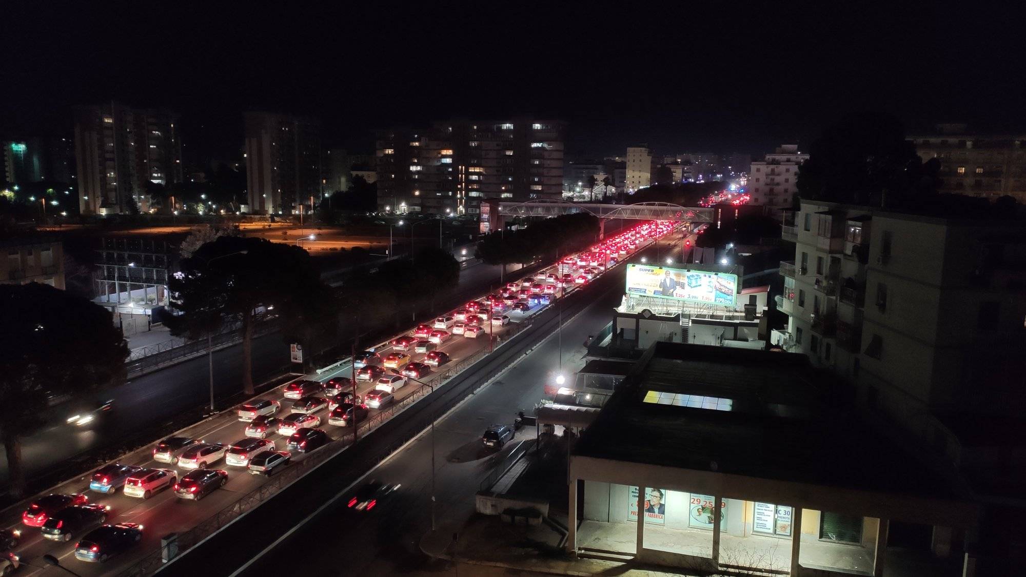 Due persone ferite in modo grave, tra cui una in prognosi riservata. Altre due persone ferite in modo più lieve e tanta paura. Questo il bilancio di un incidente multiplo avvenuto in viale Regione Siciliana, a Palermo, di cui abbiamo dato notizia ieri notte (LEGGI QUI)