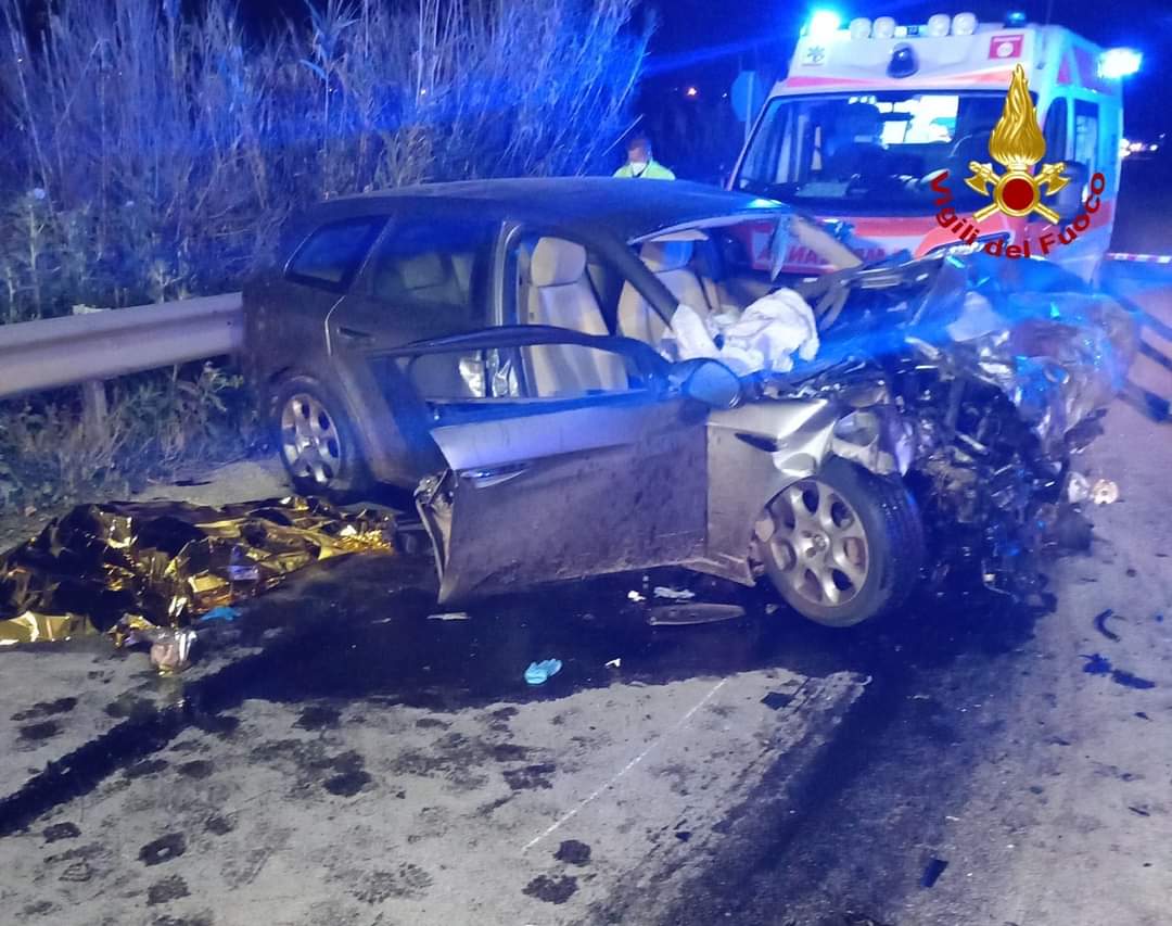 E' ancora un mistero la causa che ha portato alla strage di Custonaci, con 6 persone che hanno perso la vita e una che lotta in ospedale tra la vita e la morte. L'incidente avvenuto domenica scorsa sulla strada provinciale 16 tra Custonaci e San Vito Lo Capo è ancora sotto l'analisi degli investigatori coordinati dalla procura di Trapani che indaga per competenza territoriale.