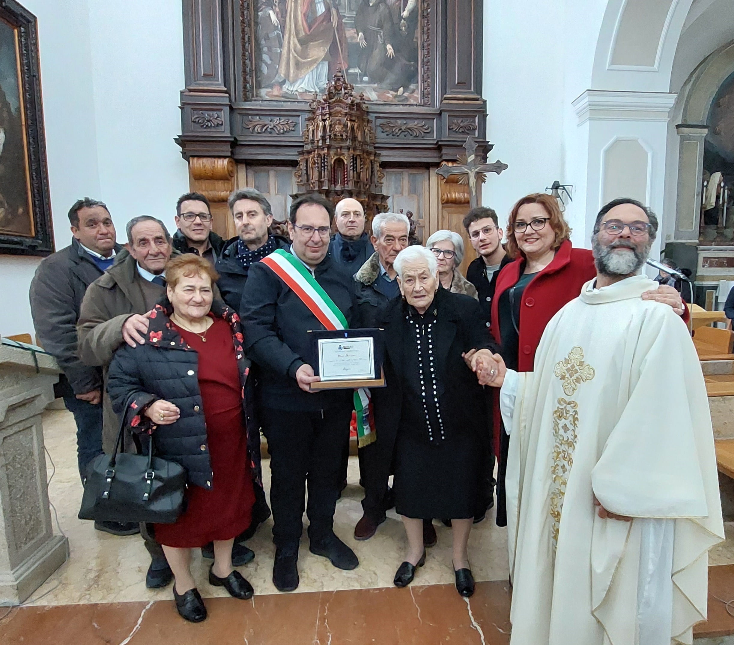 nonna Domenica Murè con il sindaco Giuseppe Ferrarello, il suo vice Nicola Blando, i figli Santo e Cristina, i nipoti e fra Salvatore Seminara.