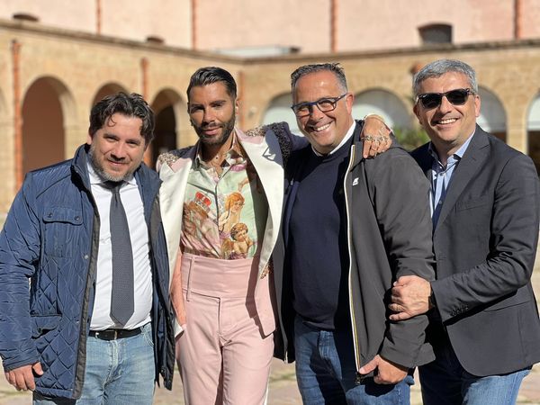 Terrasini, paese siciliano in provincia di Palermo, ha ospitato Federico Fashion Style, influencer di fama nazionale noto per il suo talento nel mondo della moda e della bellezza. Accolto dalla giunta, Federico ha visitato il paese e le meraviglie custodite all'interno di Palazzo D'Aumale.