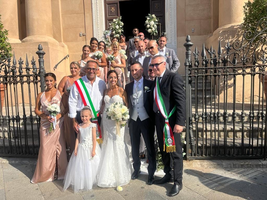 Due americani innamorati della Sicilia si sposano a Terrasini: hanno speso 500mila euro L'emozione negli occhi dei due giovani era palpabile quando sono giunti in carretto siciliano alla chiesa del paese per pronunciare il fatidico sì. Ad attenderli, i familiari e gli amici più cari, arrivati anche loro per mare da oltreoceano, e la bellezza senza tempo del Duomo di Terrasini, che ha fatto da cornice all'unione. Dopo la cerimonia, gli sposi si sono immersi nel paesaggio da cartolina del lungomare per un romantico servizio fotografico, cullati dalla brezza del mare. Poi, tra balli e brindisi gioiosi, hanno festeggiato in una sala di Carini insieme ai loro ospiti, provenienti da tutto il mondo.