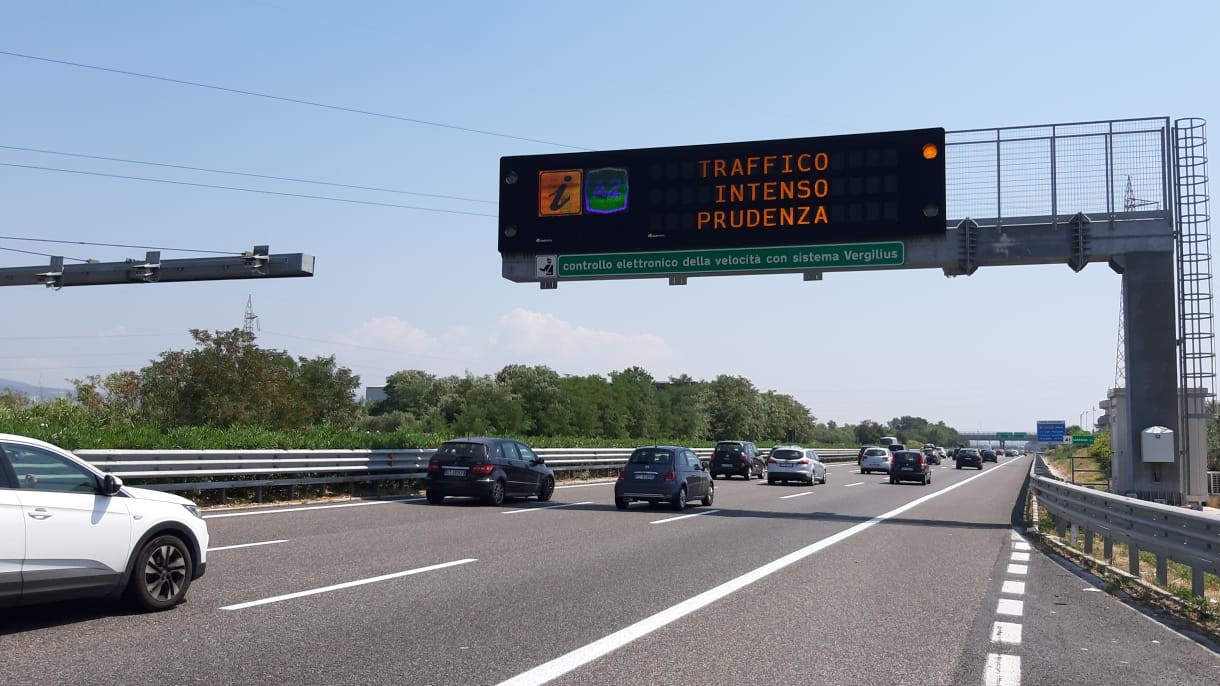 La Sicilia si prepara al primo grande esodo da bollino rosso Parte ufficialmente domani, sabato 29 luglio, il primo grande esodo estivo che interesserà le strade siciliane. Viabilità Italia prevede un weekend da bollino rosso sulle principali direttrici dell'isola, con migliaia di vacanzieri che già da oggi pomeriggio si metteranno in viaggio verso le località di villeggiatura.