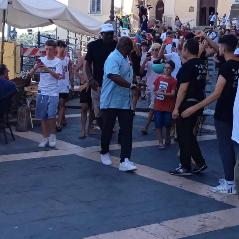 Michael Jordan a Lipari ed è bagno di folla Michael Jordan a Lipari ed è bagno di folla per lui. L’ex stella dei Chicago Bulls Michael Jordan ha fatto una breve visita oggi a Lipari, suscitando grande entusiasmo tra residenti e turisti. Dopo essere stato avvistato qualche giorno fa all’aeroporto di Catania, il campione NBA è stato fotografato mentre passeggiava per le strade dell’isola.