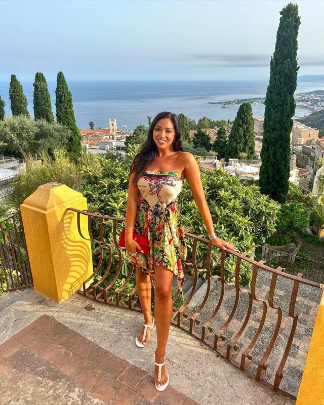 Francesca Del Bufalo incantata dalla Sicilia: la nota influencer tra Noto, Siracusa e Taormina La bellissima influencer svizzera Francesca Del Bufalo ha scelto la Sicilia come meta delle sue vacanze estive e sta documentando il suo viaggio da sogno sul suo seguitissimo profilo Instagram. Con i suoi oltre 136mila follower, la ragazza sta facendo letteralmente impazzire il web con gli scatti da cartolina nelle località più ambite dell'isola: da Taormina a Ortigia, a Sciacca a Marzamemi.