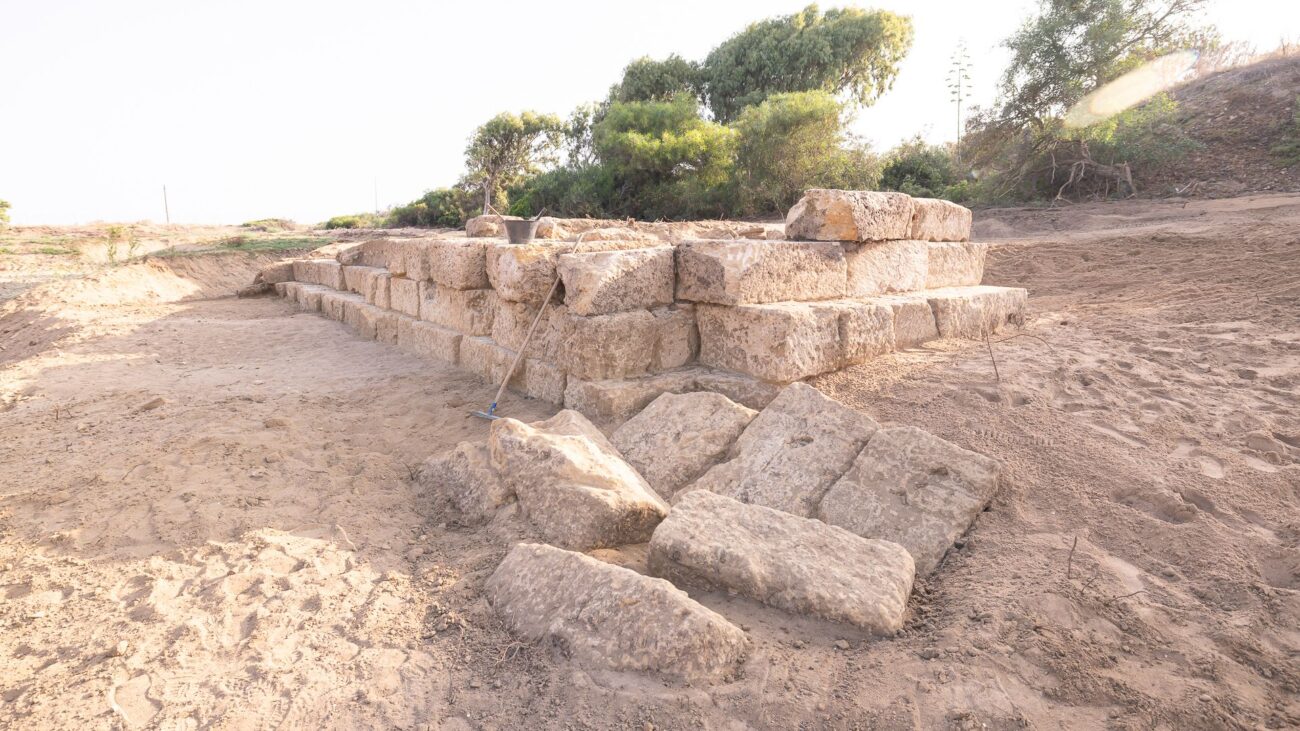 Clamorosa novità dagli scavi di Selinunte, in Sicilia. Durante alcuni lavori di pulizia nella zona dell'acropoli è riemersa una monumentale struttura in blocchi di pietra che potrebbe rappresentare una parte del leggendario porto della colonia greca, uno dei principali centri commerciali del Mediterraneo in epoca classica.